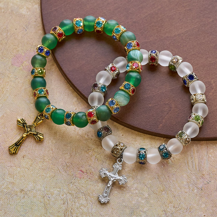 Christianartworkshop Armband mit mattiertem grünem Achat und weißem Glas in Kreuzform: Sanftes Vertrauen in leuchtender Textur - image 0