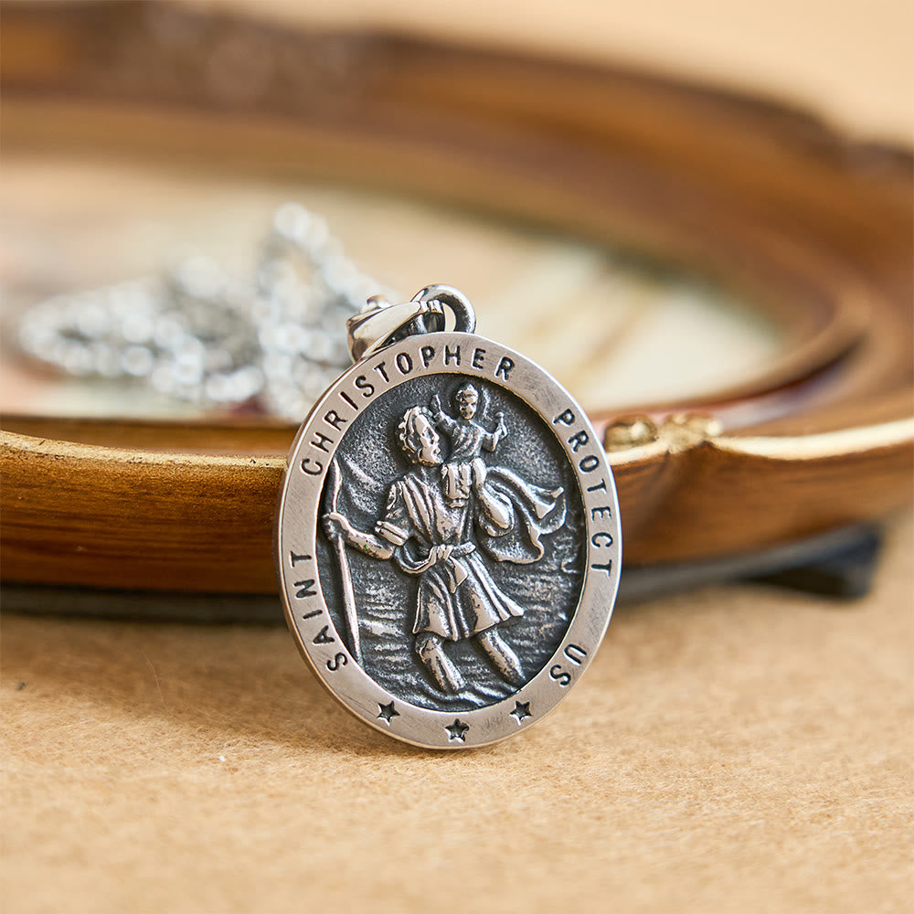 Christianartworkshop Ovale Medaillon-Halskette „St. Christopher beschütze uns“: Verkörpere seinen Schutz für Reisende. - Der heilige Christophorus - image 0
