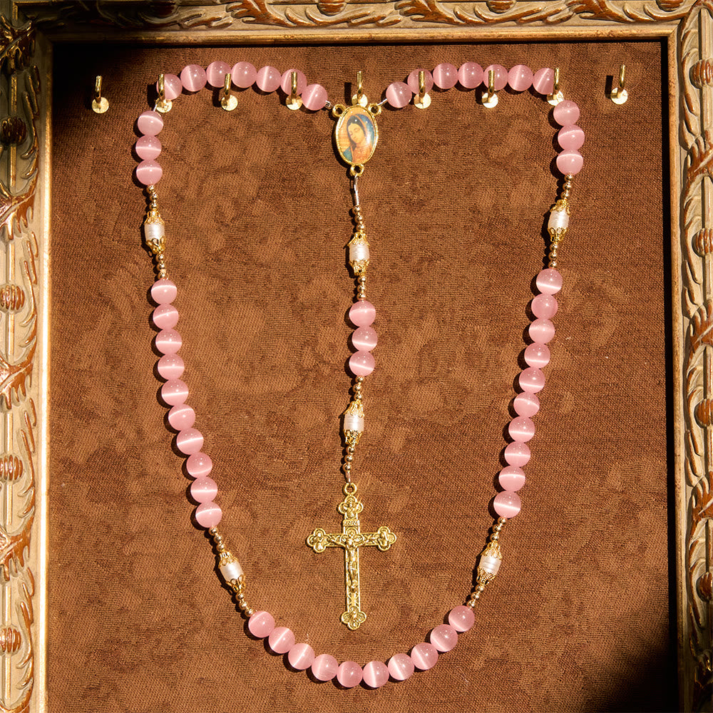 Christianartworkshop Rosenkranz „Unsere Liebe Frau“ aus rosa Katzenaugen- und Acrylperlen: Verkörperung heiliger Liebe und sanfter Andacht - Unsere Liebe Frau und das Kruzifix - image 0