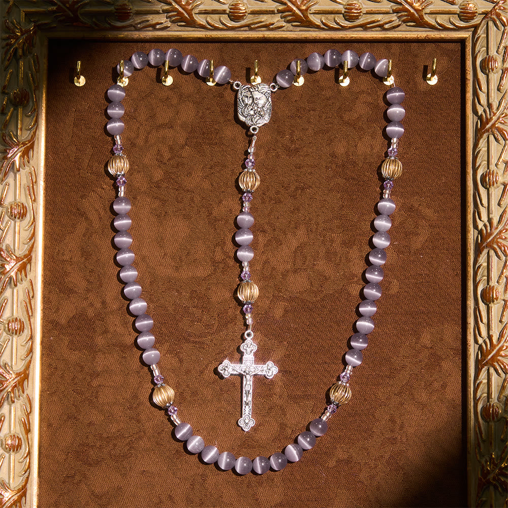 Christianartworkshop Rosenkranz der Heiligen Familie mit lila Katzenaugen- und champagnerfarbenen Laternenperlen: Verkörperung stiller Andacht - Heilige Familie und Kruzifix - image 0