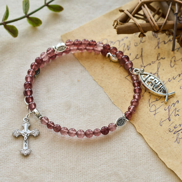 Christianartworkshop Erdbeerquarz-Armband mit Kruzifix und Ichthys-Anhänger - image 4