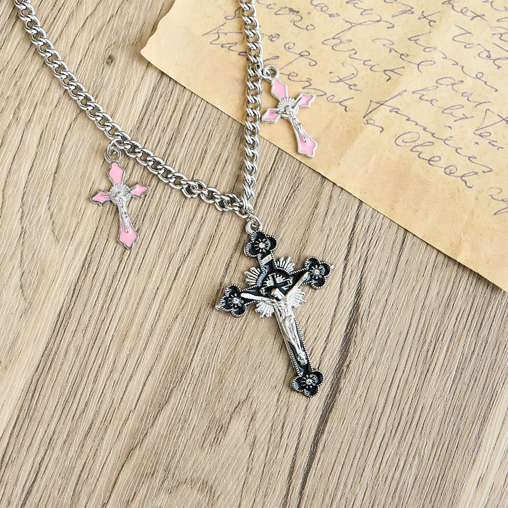 Christianartworkshop Halskette mit dreifachem Kruzifix-Anhänger im klassischen Stil, farbenfroh gearbeitet - image 6