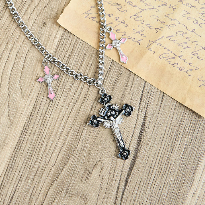 Christianartworkshop Halskette mit dreifachem Kruzifix-Anhänger im klassischen Stil, farbenfroh gearbeitet - image 6