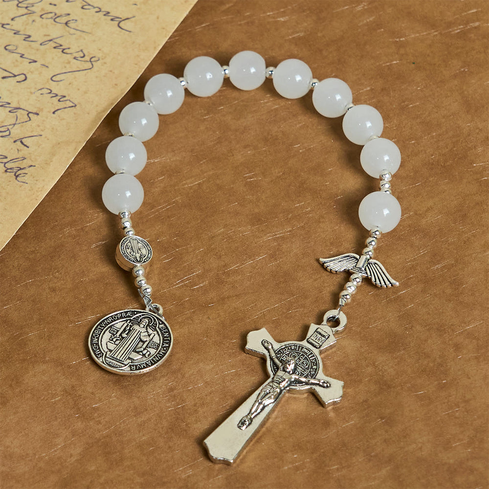 Christianartworkshop Weißer Kristall-Taschenrosenkranz für Reisen und tägliche Gebete mit Segen des heiligen Benedikt und Engeln - image 1