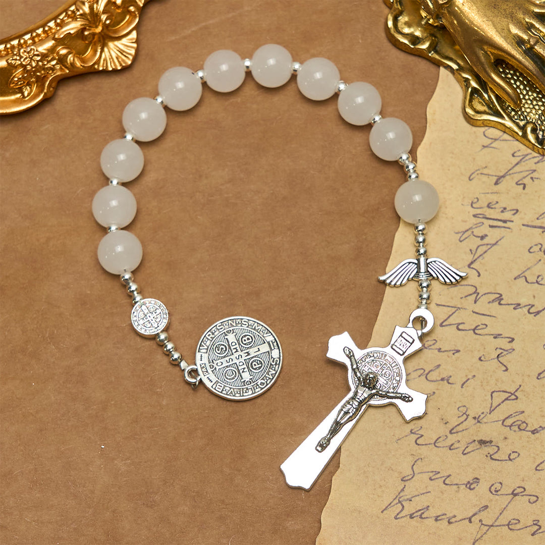 Christianartworkshop Weißer Kristall-Taschenrosenkranz für Reisen und tägliche Gebete mit Segen des heiligen Benedikt und Engeln - Der heilige Benedikt und das Kruzifix - image 0