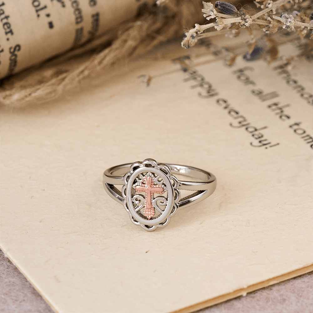 Christianartworkshop Zweifarbiger Kreuzring: Filigraner Schmuck aus Silber und Roségold - image 4