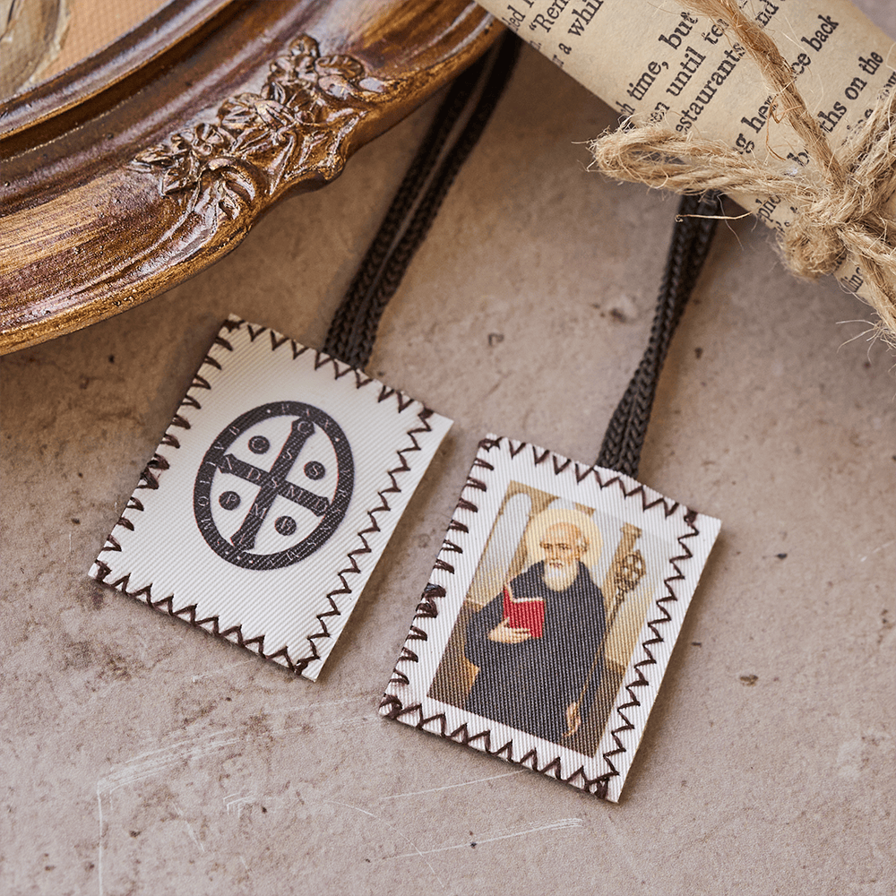 Christianartworkshop Vintage-Skapulier in Briefmarkenform an schwarzer Wollkordel mit Darstellung des Heiligen Benedikt und eines Kruzifixes - image 1