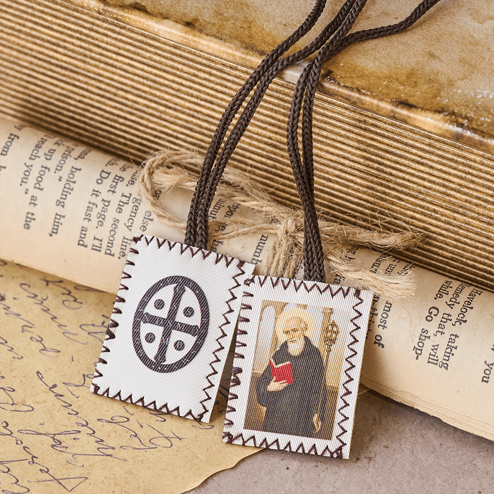 Christianartworkshop Vintage-Skapulier in Briefmarkenform an schwarzer Wollkordel mit Darstellung des Heiligen Benedikt und eines Kruzifixes - Skapulier - image 0