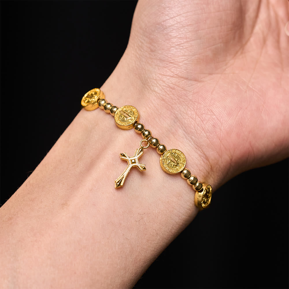 Christianartworkshop Goldfarbenes St. Benedikt-Kreuz Stretch-Armband - image 1