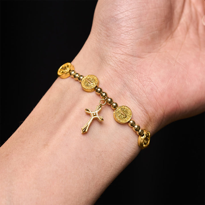 Christianartworkshop Goldfarbenes St. Benedikt-Kreuz Stretch-Armband - image 1