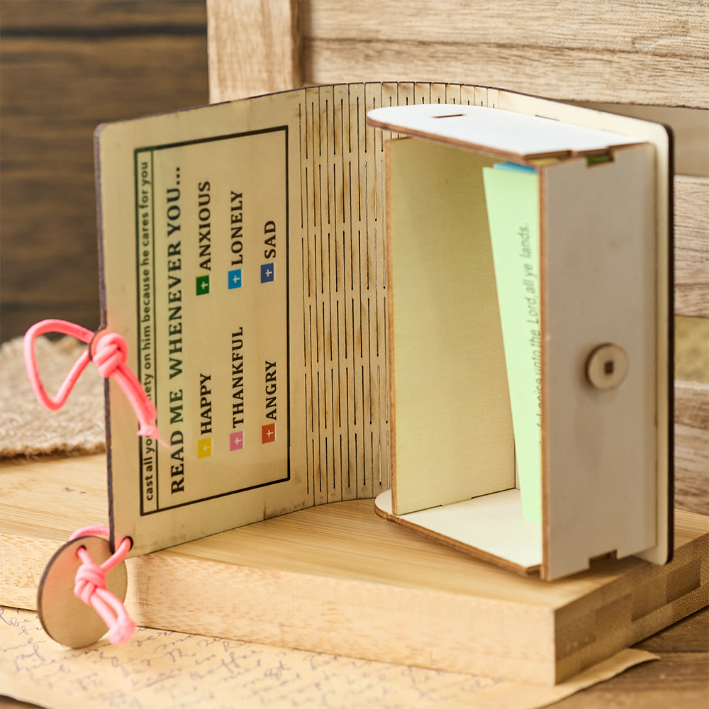 Handgefertigte Holzbox mit Bibelversen von Christianartworkshop: Stille Erinnerung an Trost und Gnade - image 1