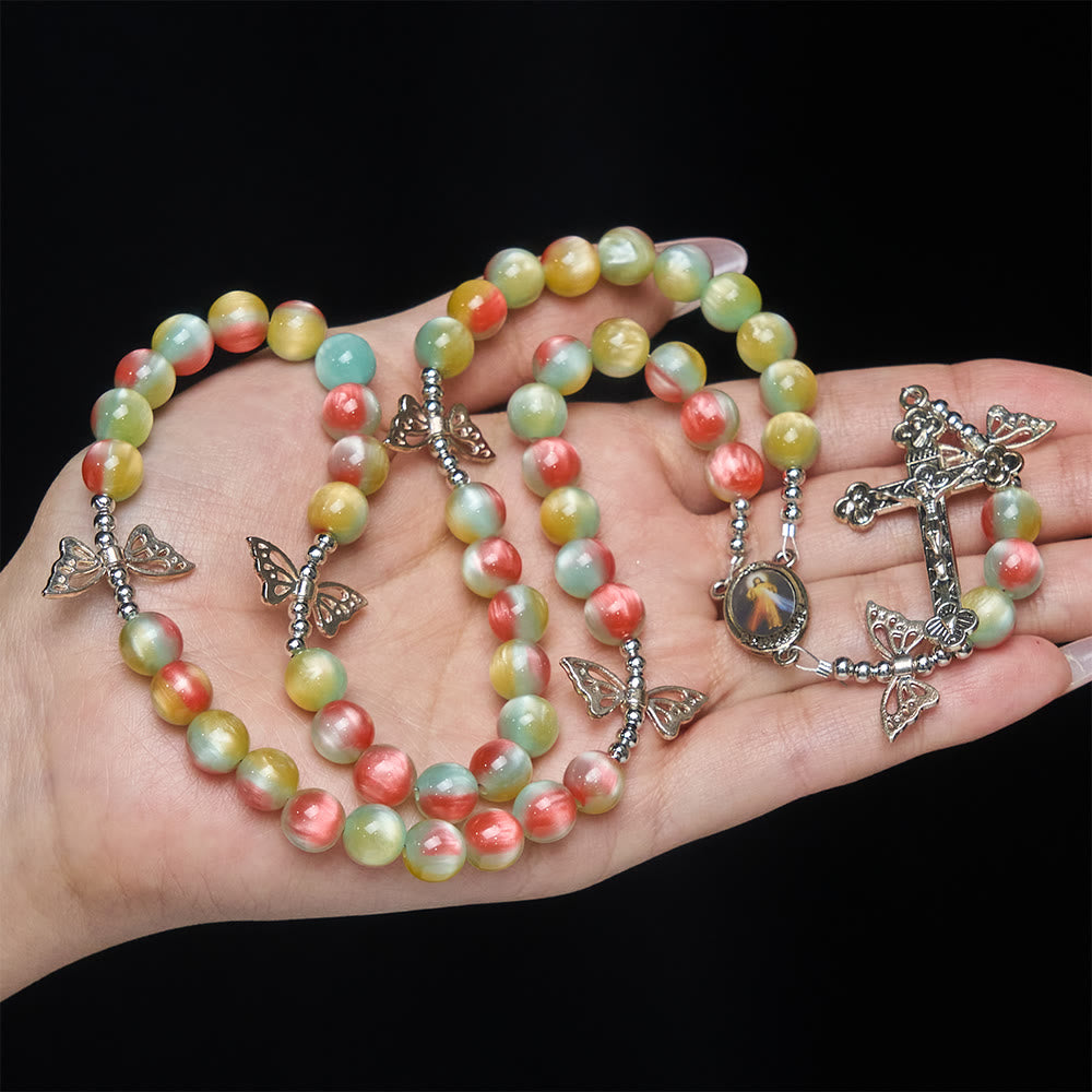 Christianartworkshop Dreifarbiger Fantasie-Rosenkranz mit verspielten Schmetterlingsflügel-Akzenten und Andacht zur Göttlichen Barmherzigkeit - image 1