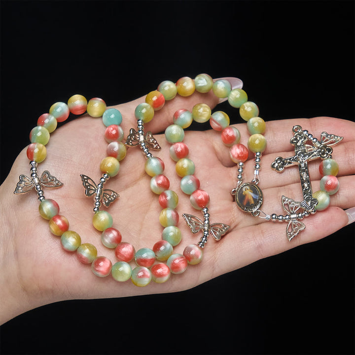 Christianartworkshop Dreifarbiger Fantasie-Rosenkranz mit verspielten Schmetterlingsflügel-Akzenten und Andacht zur Göttlichen Barmherzigkeit - image 1
