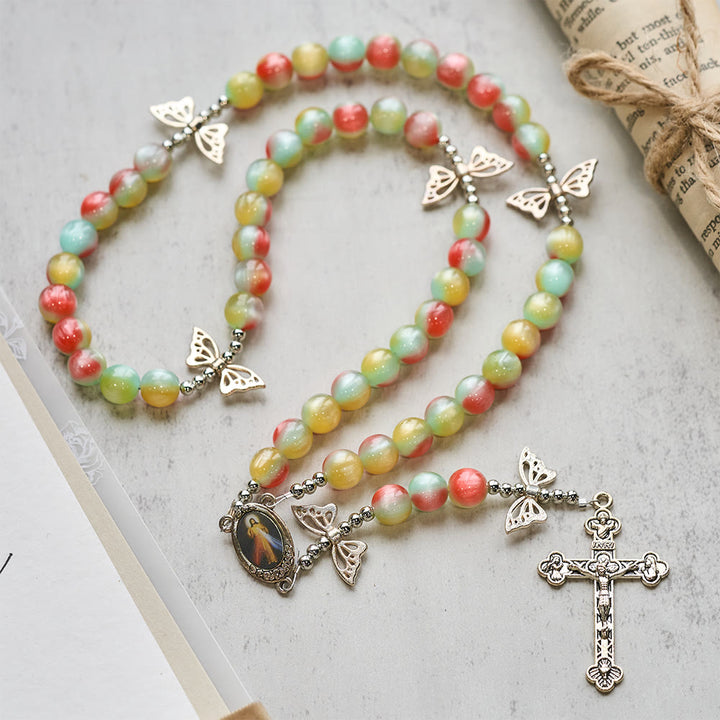 Christianartworkshop Dreifarbiger Fantasie-Rosenkranz mit verspielten Schmetterlingsflügel-Akzenten und Andacht zur Göttlichen Barmherzigkeit - image 2