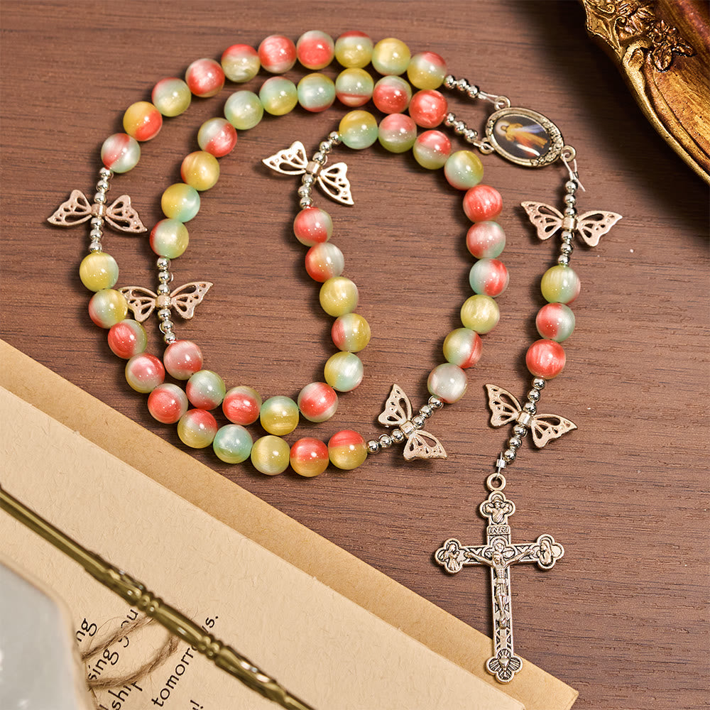 Christianartworkshop Dreifarbiger Fantasie-Rosenkranz mit verspielten Schmetterlingsflügel-Akzenten und Andacht zur Göttlichen Barmherzigkeit - image 3