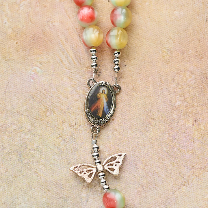 Christianartworkshop Dreifarbiger Fantasie-Rosenkranz mit verspielten Schmetterlingsflügel-Akzenten und Andacht zur Göttlichen Barmherzigkeit - image 7