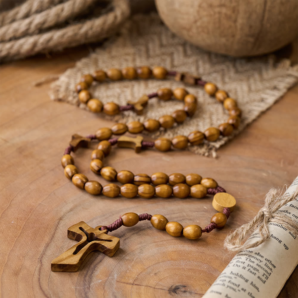 Christianartworkshop Handgefertigter Rosenkranz aus Holz mit geschnitztem Kreuz: Verkörperung von Andacht und zeitlosem Gebet - image 3