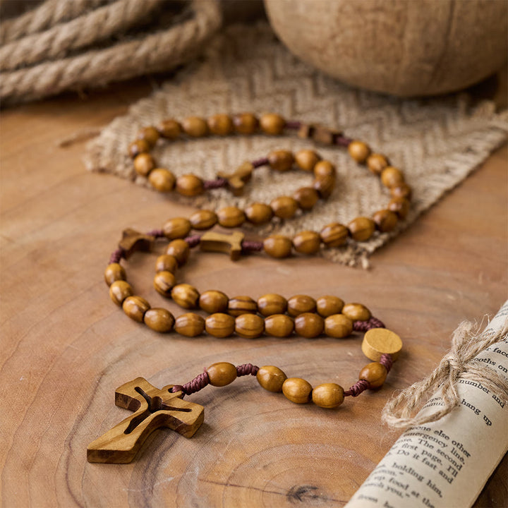 Christianartworkshop Handgefertigter Rosenkranz aus Holz mit geschnitztem Kreuz: Verkörperung von Andacht und zeitlosem Gebet - image 3