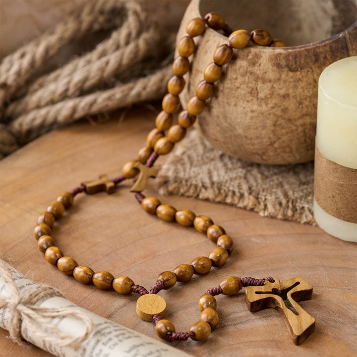 Christianartworkshop Handgefertigter Rosenkranz aus Holz mit geschnitztem Kreuz: Verkörperung von Andacht und zeitlosem Gebet - image 4