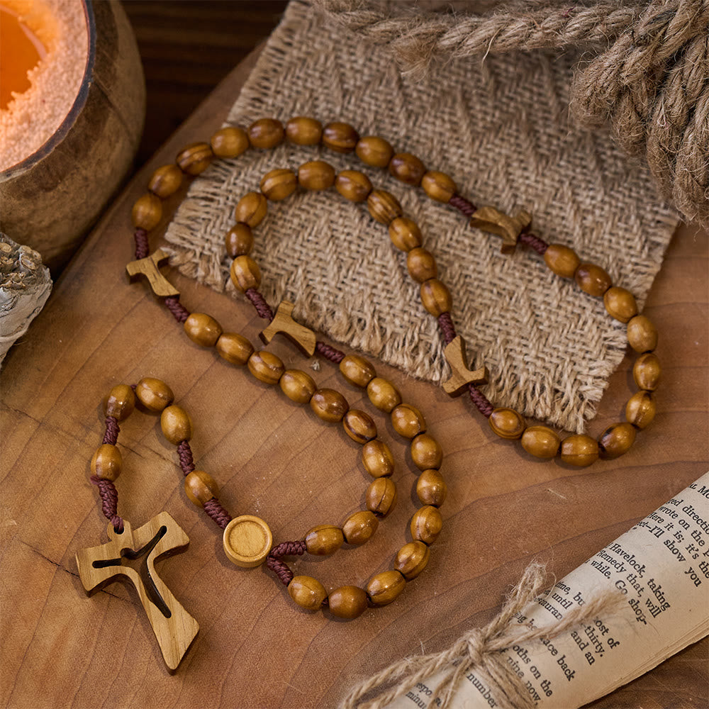 Christianartworkshop Handgefertigter Rosenkranz aus Holz mit geschnitztem Kreuz: Verkörperung von Andacht und zeitlosem Gebet - image 2