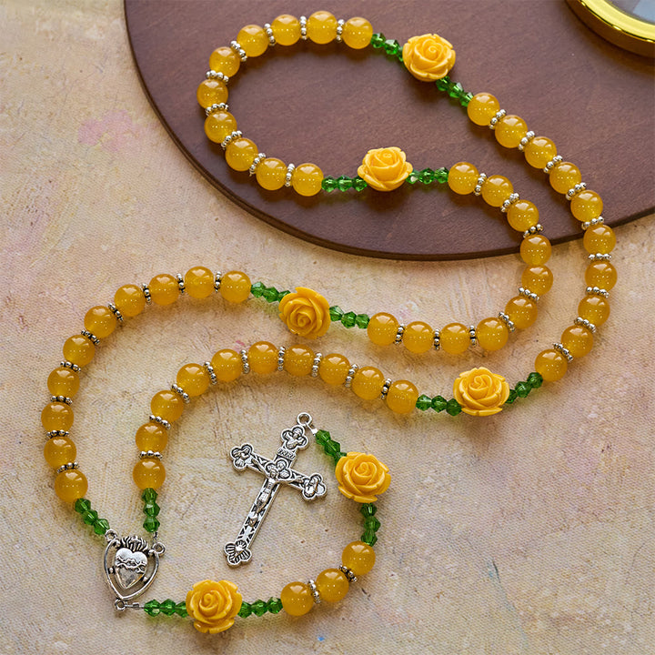 Christianartworkshop Osterrosenkranz „Garten des Glaubens“ aus gelber Jade und Rosenperlen mit zartem Kreuz - image 2