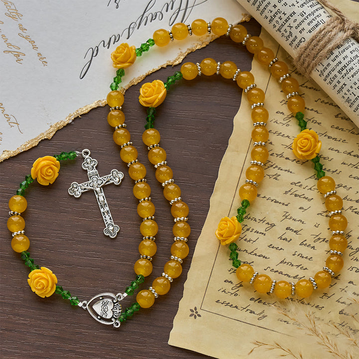 Christianartworkshop Osterrosenkranz „Garten des Glaubens“ aus gelber Jade und Rosenperlen mit zartem Kreuz - image 3