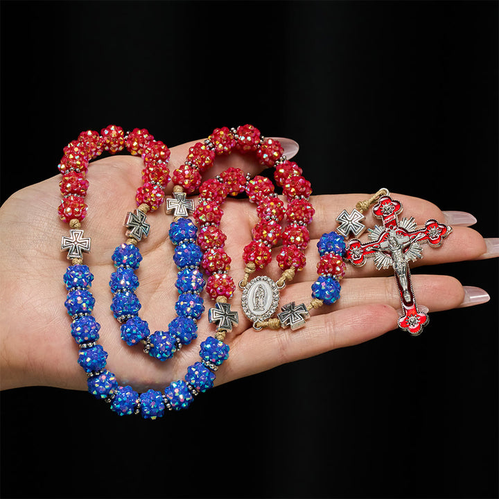 Christianartworkshop Roter und blauer, funkelnder Diamantperlen-Rosenkranz mit Malteserkreuz-Akzenten - image 1