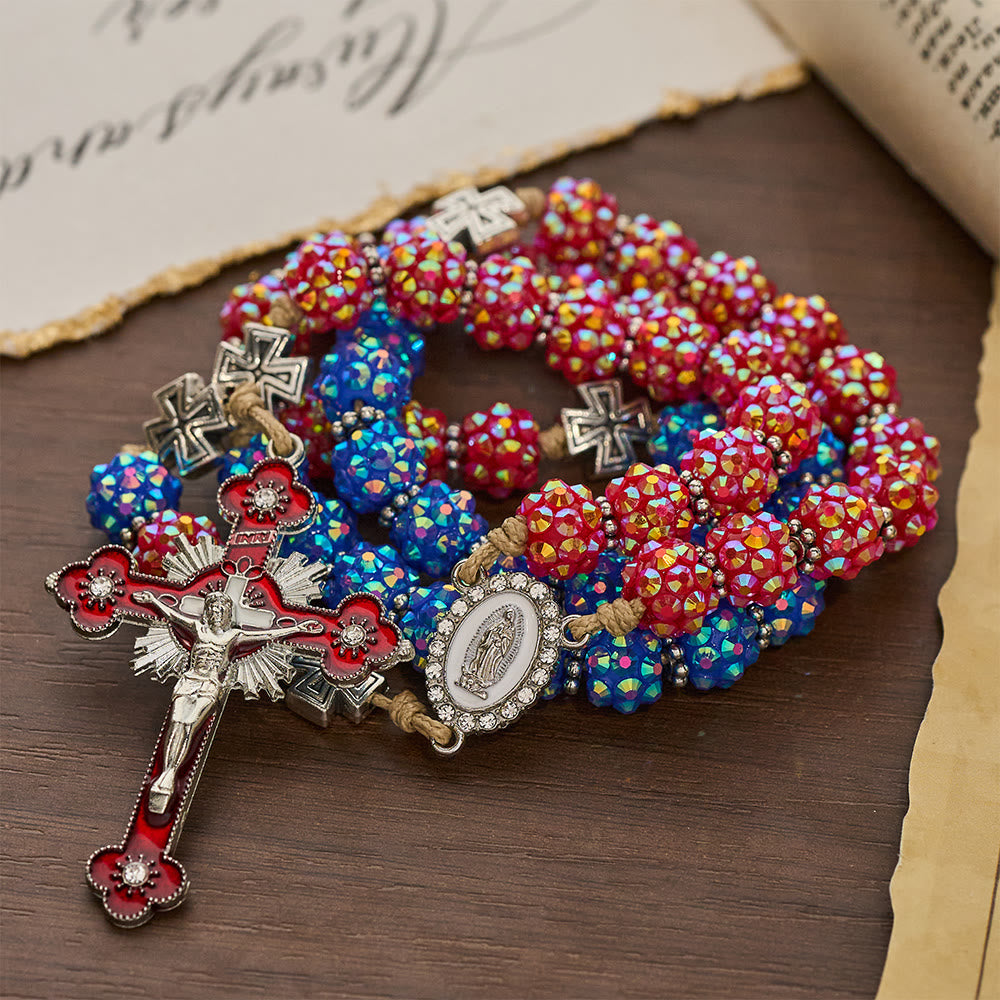 Christianartworkshop Roter und blauer, funkelnder Diamantperlen-Rosenkranz mit Malteserkreuz-Akzenten - image 2