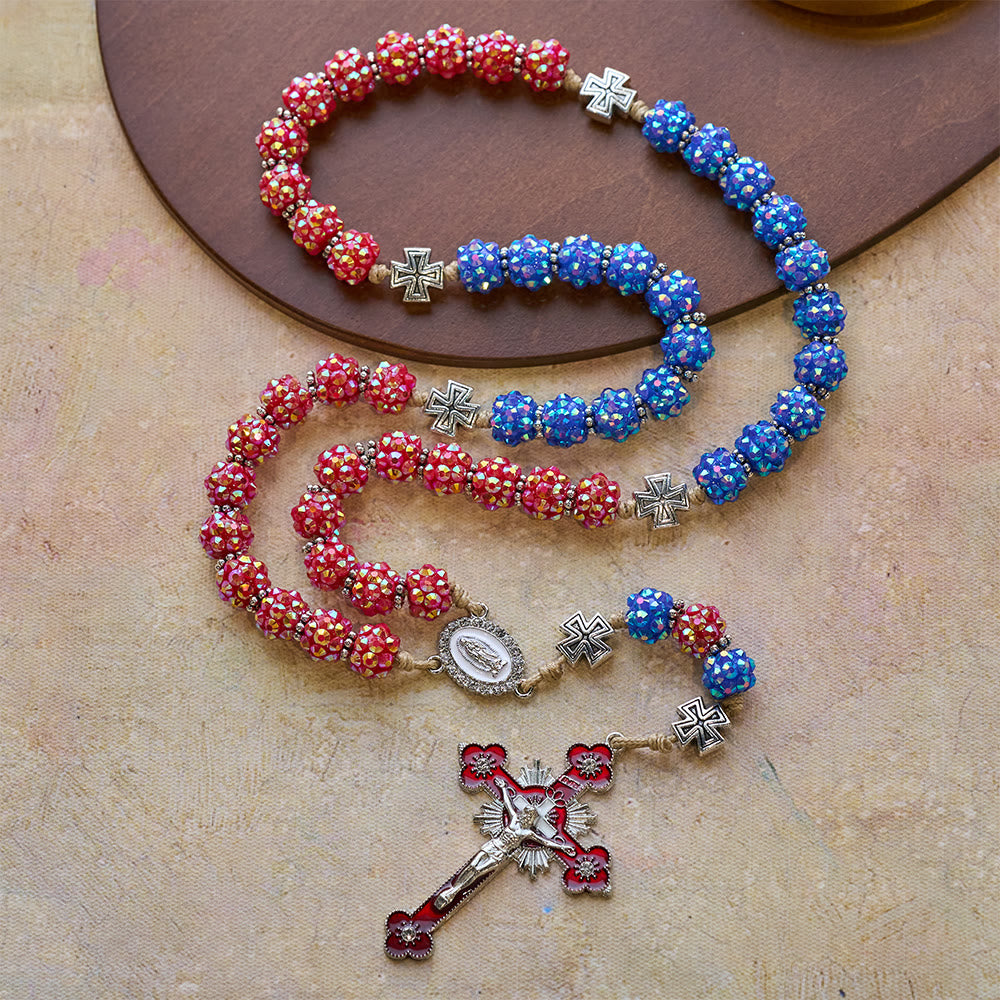Christianartworkshop Roter und blauer, funkelnder Diamantperlen-Rosenkranz mit Malteserkreuz-Akzenten - image 3