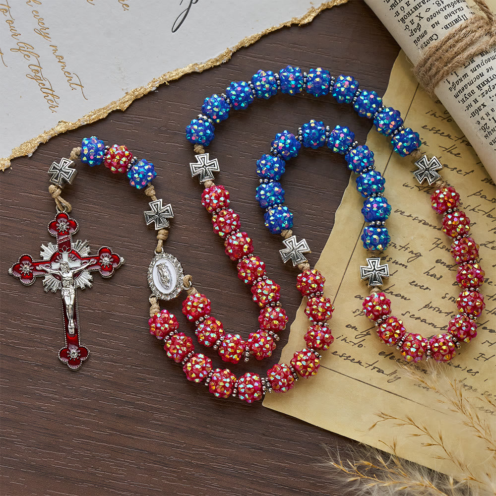 Christianartworkshop Roter und blauer, funkelnder Diamantperlen-Rosenkranz mit Malteserkreuz-Akzenten - image 4