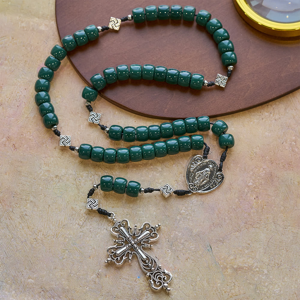 Christianartworkshop Vintage-Rosenkranz mit keltischem Knotenmuster in Olivgrün und Vintage-Silberkruzifix - Keltischer Knoten und Unsere Liebe Frau - image 0