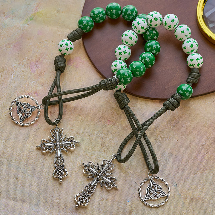Christianartworkshop Irischer Segen, Glücksrosenkranz für die Hosentasche mit ewigem Knoten, grüne und weiße Holzperlen - image 0