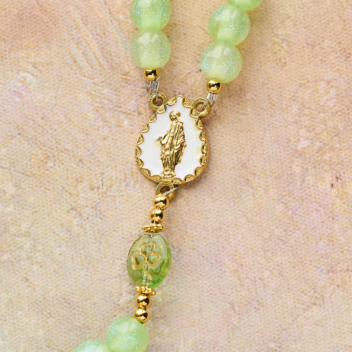 Christianartworkshop Keltischer Segen Schimmernder grüner Rosenkranz: Glücksklee mit goldenem Anhänger - image 8