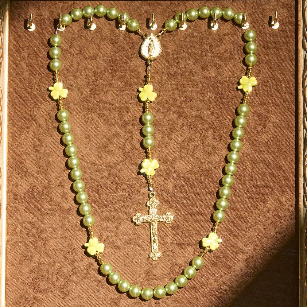 Christianartworkshop Grüner Rosenkranz des Heiligen Patrick mit glückbringendem Keramikklee und Marienversteck in der Mitte - image 2