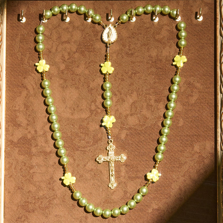 Christianartworkshop Grüner Rosenkranz des Heiligen Patrick mit glückbringendem Keramikklee und Marienversteck in der Mitte - image 2