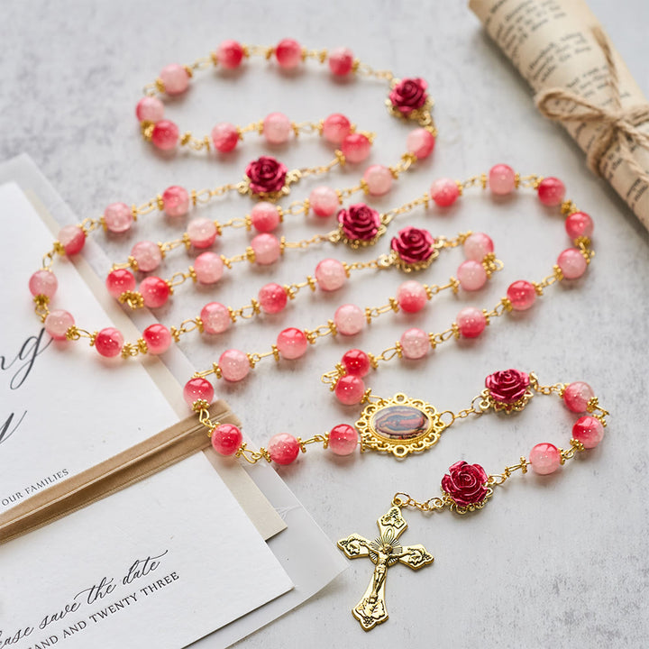 Christianartworkshop Rosenkranz aus rot-weißem Glas mit geschnitzten Rosen und goldenem Kruzifix - image 3