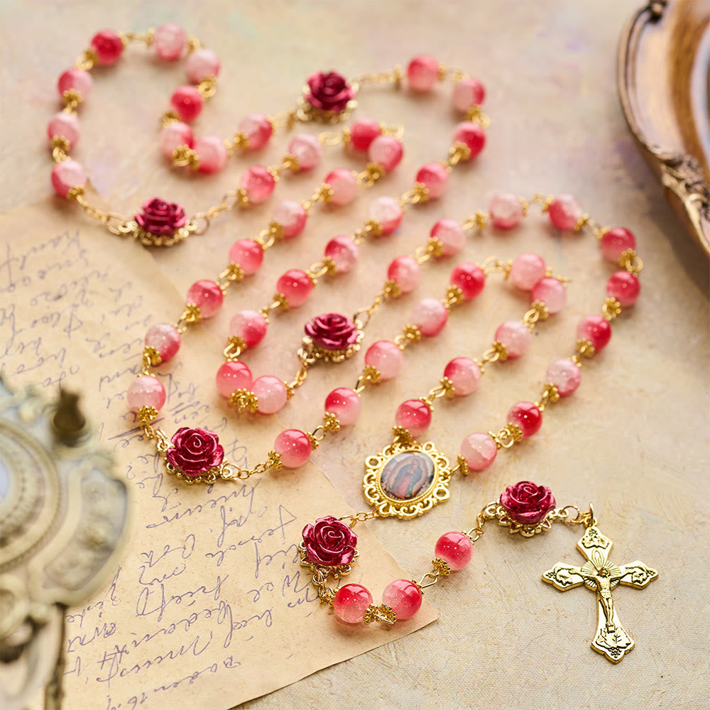 Christianartworkshop Rosenkranz aus rot-weißem Glas mit geschnitzten Rosen und goldenem Kruzifix - image 4