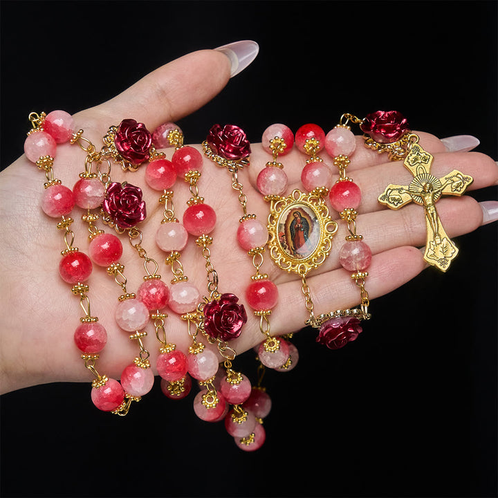 Christianartworkshop Rosenkranz aus rot-weißem Glas mit geschnitzten Rosen und goldenem Kruzifix - image 1