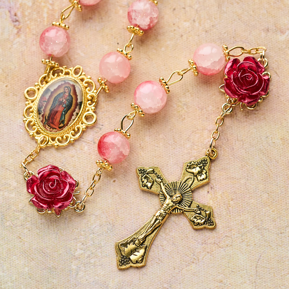 Christianartworkshop Rosenkranz aus rot-weißem Glas mit geschnitzten Rosen und goldenem Kruzifix - image 7