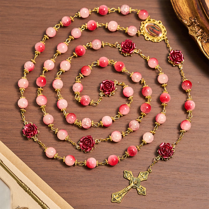 Christianartworkshop Rosenkranz aus rot-weißem Glas mit geschnitzten Rosen und goldenem Kruzifix - Unsere Liebe Frau und das Kruzifix - image 0