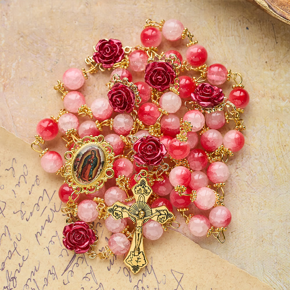 Christianartworkshop Rosenkranz aus rot-weißem Glas mit geschnitzten Rosen und goldenem Kruzifix - image 5