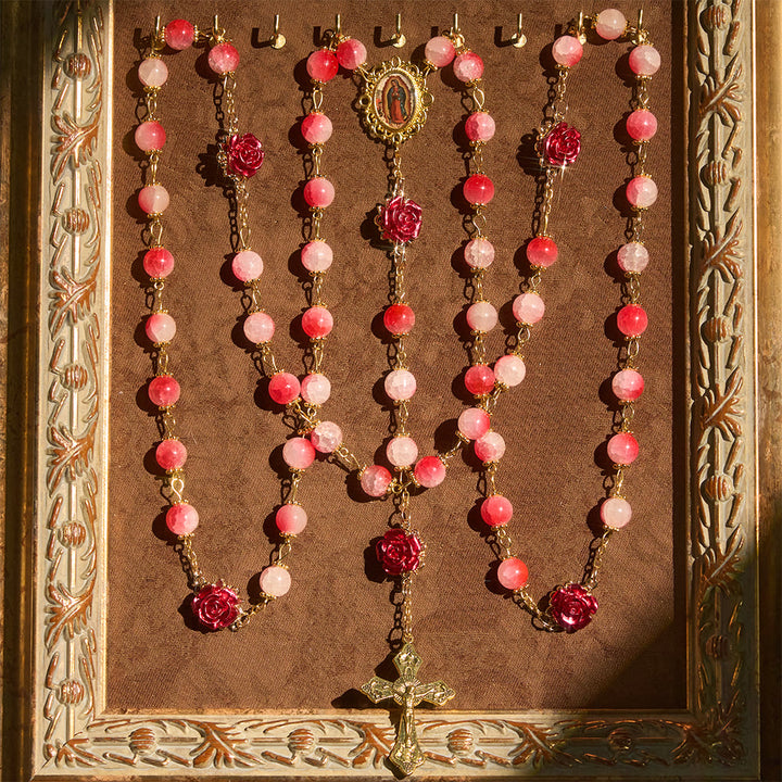 Christianartworkshop Rosenkranz aus rot-weißem Glas mit geschnitzten Rosen und goldenem Kruzifix - image 2
