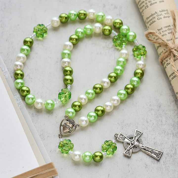 Christianartworkshop Rosenkranz „Glücksglaube“ in Grün mit Farbverlauf, verziert mit Herz Jesu und keltischem Kreuz - image 1