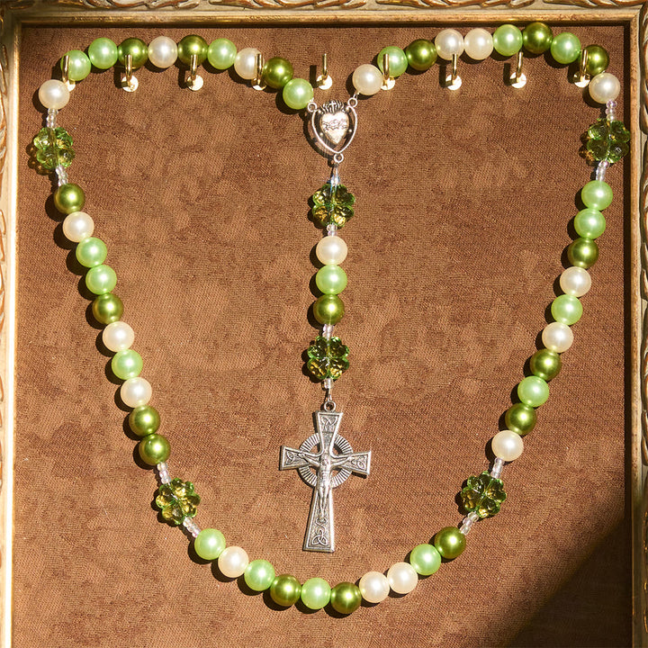 Christianartworkshop Rosenkranz „Glücksglaube“ in Grün mit Farbverlauf, verziert mit Herz Jesu und keltischem Kreuz - image 5