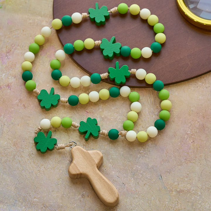 Christianartworkshop St. Patrick-Rosenkranz für Kinder: Farbverlaufende Perlen mit hölzernem Kleeblatt und Kreuz - Rosenkranz für Kinder zum Heiligen Patrick - image 0
