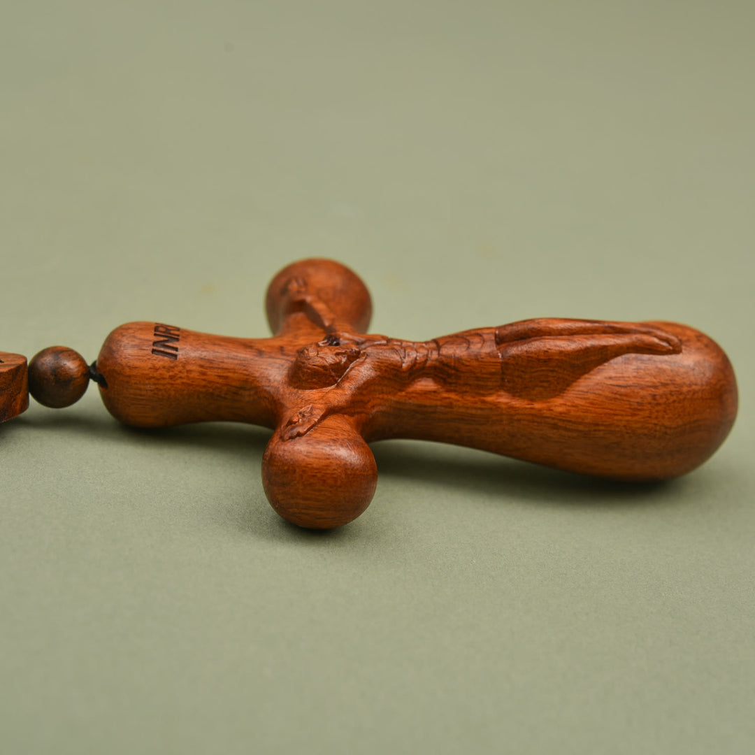 Christianartworkshop Zweifach gestalteter Rosenkranzanhänger aus Holz mit Kruzifix-Motiv: Ein Symbol für den Schutz des Reisenden - image 2