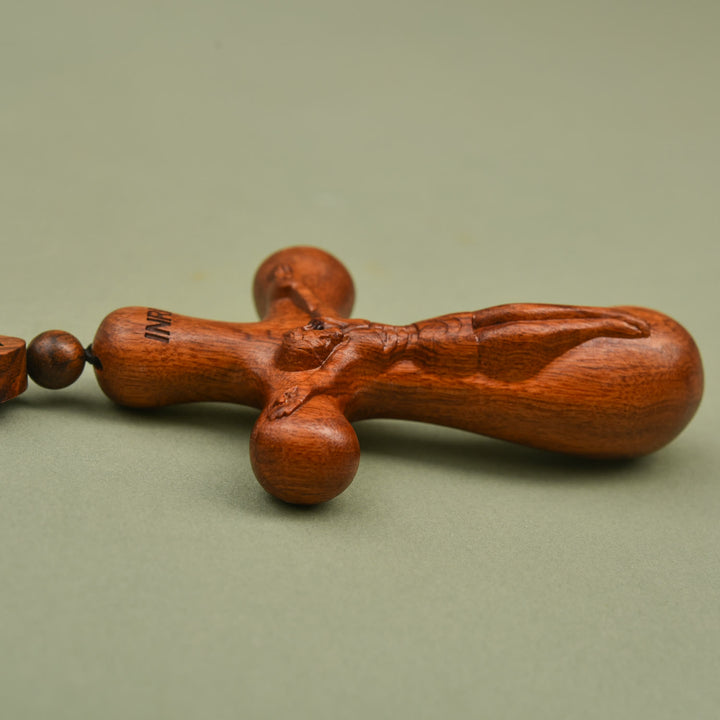 Christianartworkshop Zweifach gestalteter Rosenkranzanhänger aus Holz mit Kruzifix-Motiv: Ein Symbol für den Schutz des Reisenden - image 2