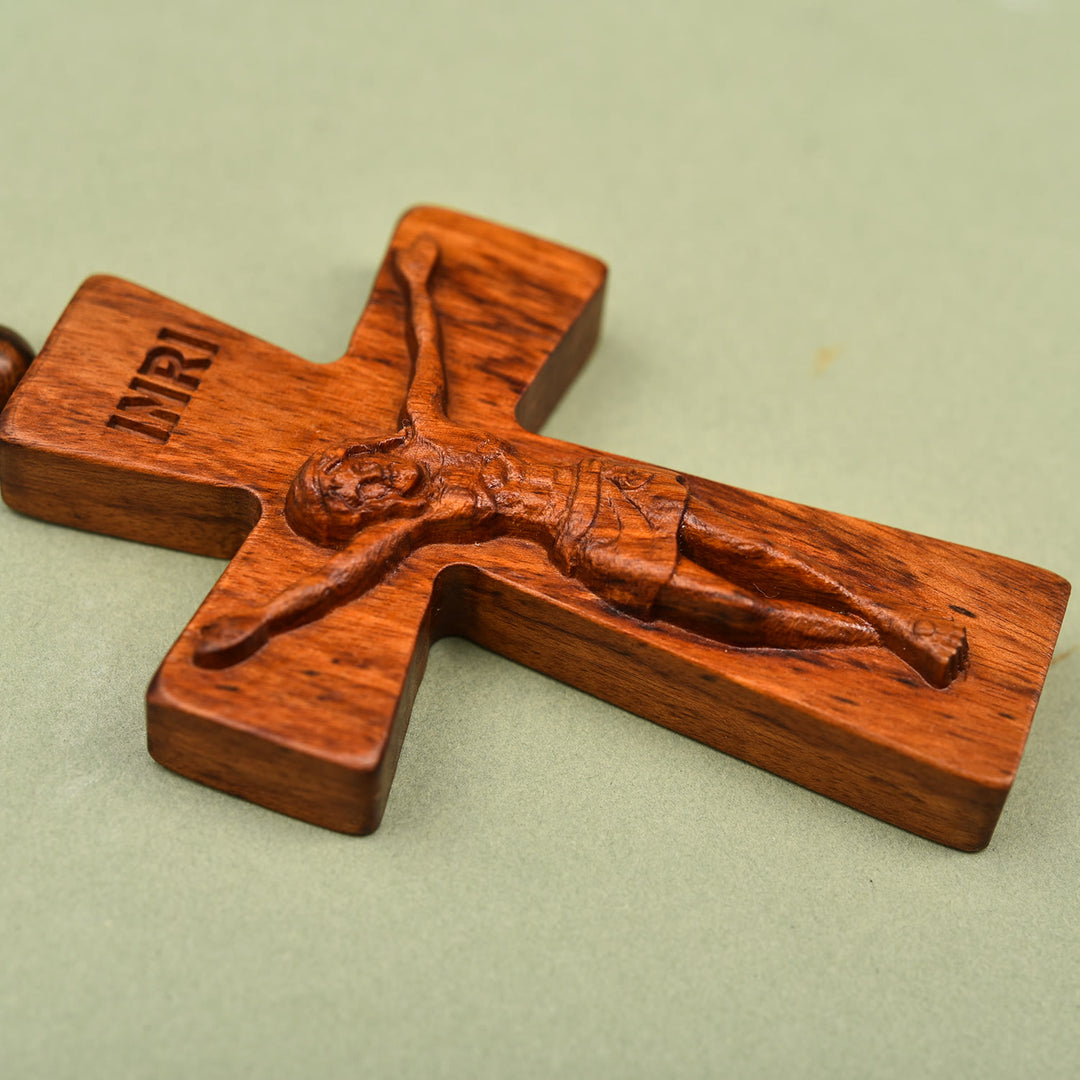 Christianartworkshop Zweifach gestalteter Rosenkranzanhänger aus Holz mit Kruzifix-Motiv: Ein Symbol für den Schutz des Reisenden - image 8