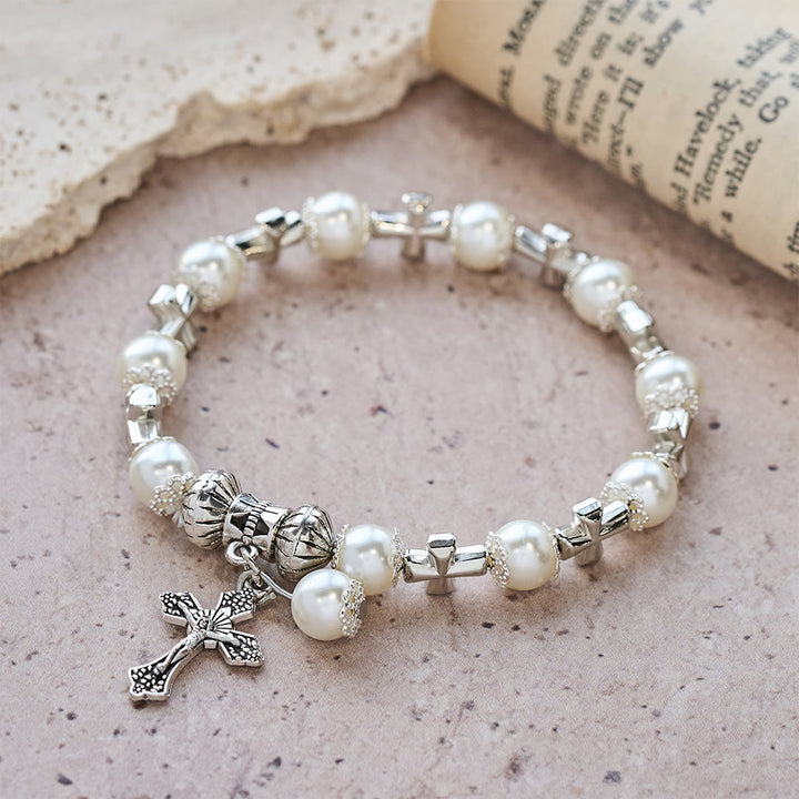 Christianartworkshop Silbernes Perlenarmband mit Kreuzmotiv: Verkörpern Sie die Gnade der andächtigen Besinnung - image 3