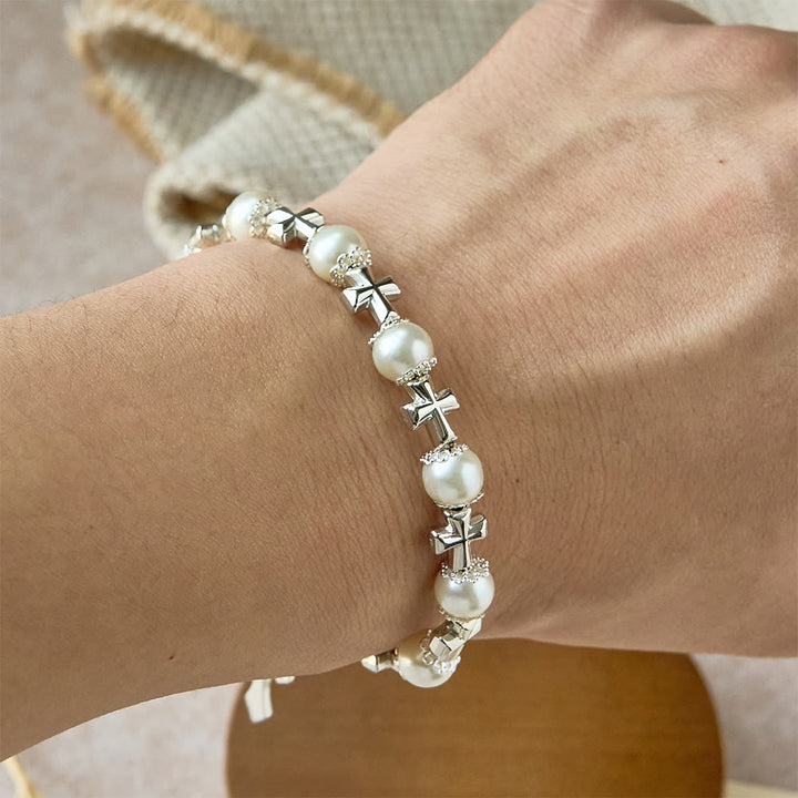 Christianartworkshop Silbernes Perlenarmband mit Kreuzmotiv: Verkörpern Sie die Gnade der andächtigen Besinnung - image 1